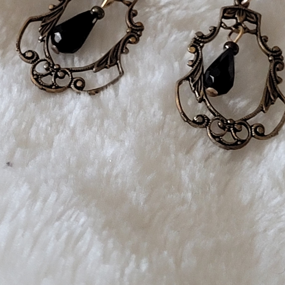 Vintage gold toned screw backed earrings. - Picture 6 of 6